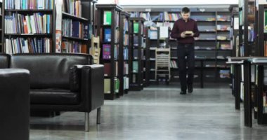 Öğrenci kütüphanede kitap okuyorum. Eğitim kavramı