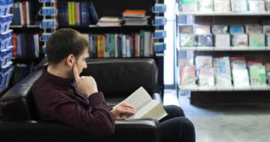 Öğrenci kütüphanede kitap okuyorum. Eğitim kavramı