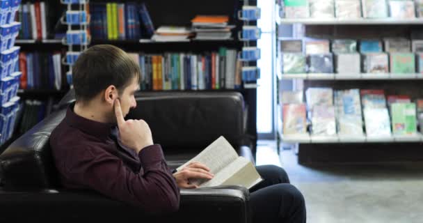 Studente che legge un libro in biblioteca. concetto di istruzione — Video Stock