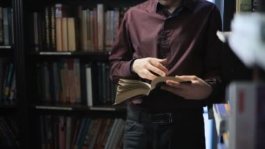 Öğrenci kütüphanede kitap okuyorum. Eğitim kavramı