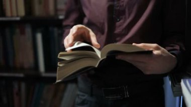 Öğrenci kütüphanede kitap okuyorum. Konsept: eğitim, portre, Kütüphane ve çalışkan, sakin ol.