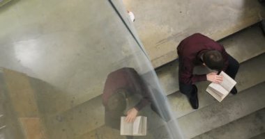 Öğrenci kütüphanede kitap okuyorum. Konsept: eğitim, portre, Kütüphane ve çalışkan, sakin ol.