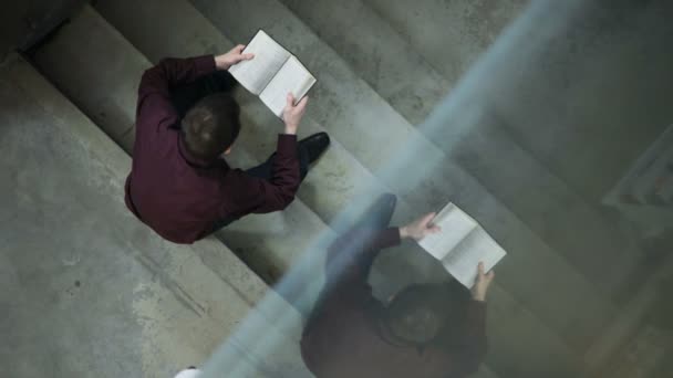 Estudiante concentrado estudiando en la biblioteca de la universidad — Vídeo de stock