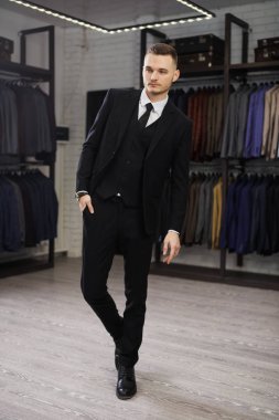 Modern iş adamı. Moda çekim zarif klasik takım yakışıklı bir genç adam. Son detay mükemmel. Mens güzellik, moda.