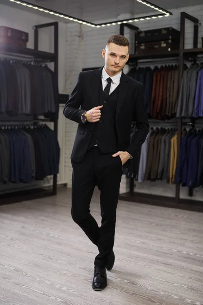Modern üzletember. Egy jóképű fiatal férfi az elegáns klasszikus öltöny divat lövés. Tökéletes az utolsó részlet. Férfi szépség, divat. — Stock Fotó