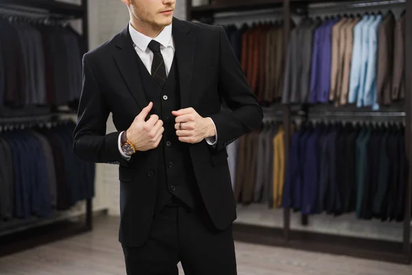 Perfetta fino all'ultimo dettaglio. Un uomo d'affari moderno. Fashion shot di un bel giovanotto in elegante abito classico. Uomo bellezza, moda . — Foto Stock