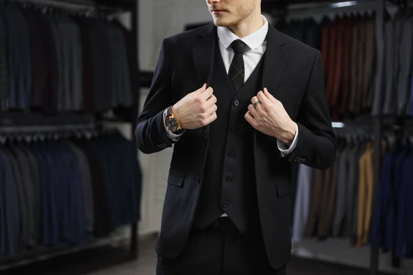 Perfecto hasta el último detalle. Un hombre de negocios moderno. Foto de moda de un joven guapo en traje clásico elegante. Hombres belleza, moda . — Foto de Stock