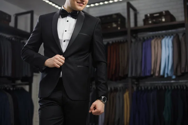 Moderne zakenman. Mode shot van een knappe jongeman in elegante klassiek kostuum. Perfect tot het laatste detail. Mens schoonheid, mode. — Stockfoto
