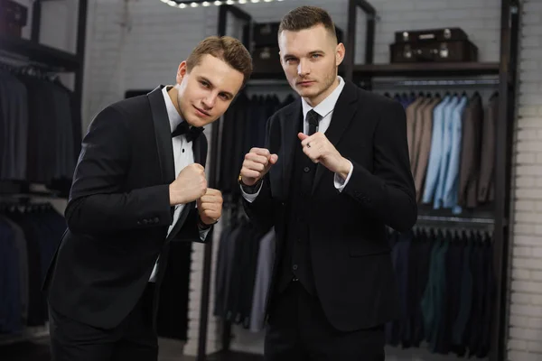 Два современных бизнесмена. Fashion shot of a two young men in elegant classic suit . — стоковое фото