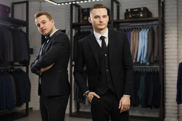 Два современных бизнесмена. Fashion shot of a two young men in elegant classic suit . — стоковое фото