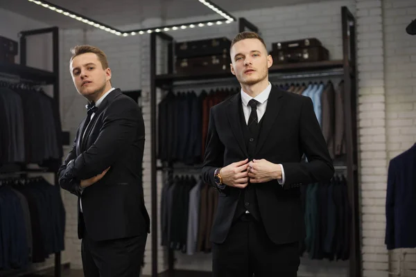 两个现代 businessmans。穿着典雅经典西装的两个年轻人的时尚镜头. — 图库照片