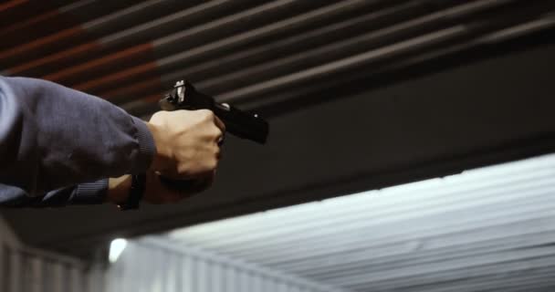 Střeleckých terčů v řadě. Closeup pistoli v ruce. člověk vidí oheň ze sudu. — Stock video