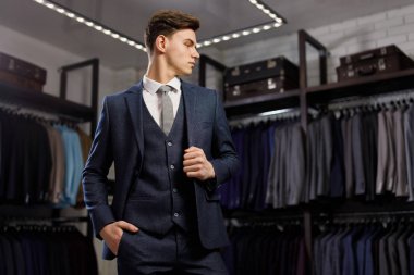 Son detay mükemmel. Modern iş adamı. Moda çekim zarif klasik takım yakışıklı bir genç adam. Mens güzellik, moda.