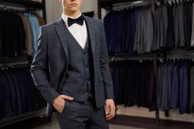 genç adam Dükkanı takım elbiseli satır karşı klasik yelek