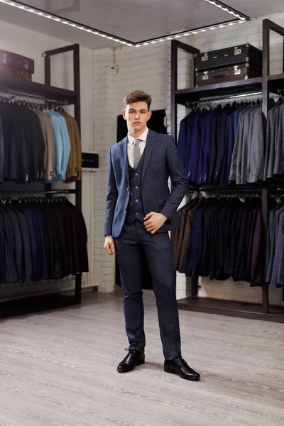 Tökéletes az utolsó részlet. Modern üzletember. Egy jóképű fiatal férfi az elegáns klasszikus öltöny divat lövés. Férfi szépség, divat. — Stock Fotó
