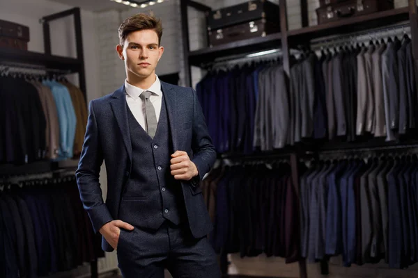 Son detay mükemmel. Modern iş adamı. Moda çekim zarif klasik takım yakışıklı bir genç adam. Mens güzellik, moda.