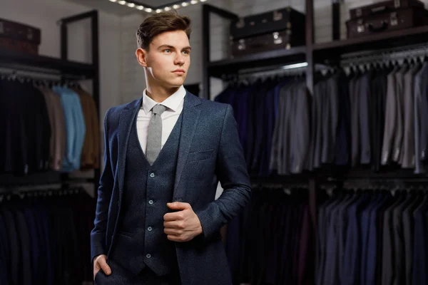 Perfecto hasta el último detalle. Un hombre de negocios moderno. Foto de moda de un joven guapo en traje clásico elegante. Hombres belleza, moda . — Foto de Stock