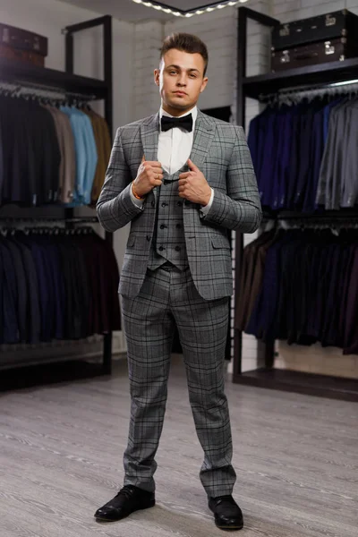 Tökéletes az utolsó részlet. Modern üzletember. Egy jóképű fiatal férfi az elegáns klasszikus öltöny divat lövés. Férfi szépség, divat. — Stock Fotó