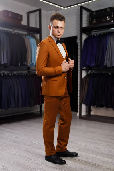 Perfect tot het laatste detail. Moderne zakenman. Mode shot van een knappe jongeman in elegante klassiek kostuum. Mens schoonheid, mode. — Stockfoto
