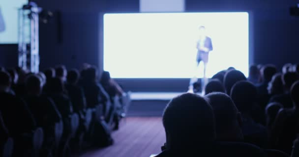 Persone a una conferenza o presentazione, workshop, fotografia di classe master. Vista posteriore — Video Stock