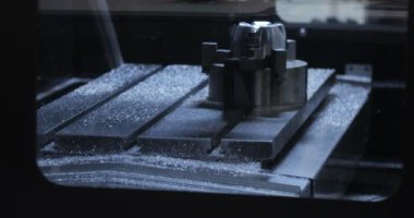 Metal işleten CNC değirmen makinesi. Metal modern işleme teknolojisi kesiliyor.