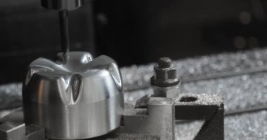 Metal işleten CNC değirmen makinesi. Metal modern işleme teknolojisi kesiliyor.