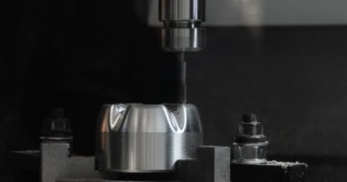 CNC freze tezgahı bir fabrika çelik bir parçası yapar