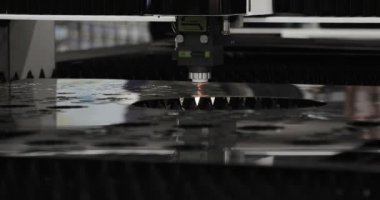 Metal işleten CNC değirmen makinesi. Metal modern işleme teknolojisi kesiliyor.