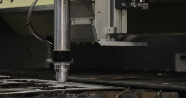 Corte a laser CNC de metal, tecnologia industrial moderna. — Vídeo de Stock