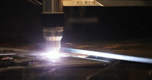 Hochpräzise CNC-Laserschneiden von Blechen. Moderne Technologien ermöglichen es, hochpräzise Teile zu erhalten. Programmierbare Maschinen arbeiten effizient und ohne Ausnahme — Stockvideo