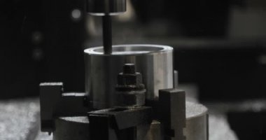 CNC freze tezgahı bir fabrika çelik bir parçası yapar