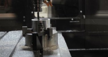 Metal işleten CNC değirmen makinesi. Metal modern işleme teknolojisi kesiliyor.
