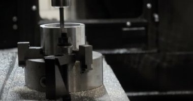 CNC Değirmen Makinesi Fabrikada Metal Ayrıntısı Üretiyor.