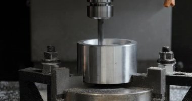 Metal işleten CNC değirmen makinesi. Metal modern işleme teknolojisi kesiliyor.
