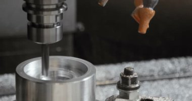Metal işleten CNC değirmen makinesi. Metal modern işleme teknolojisi kesiliyor.