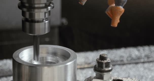 Металообробний фрезерний верстат з ЧПУ. Різання металу сучасна технологія обробки . — стокове відео