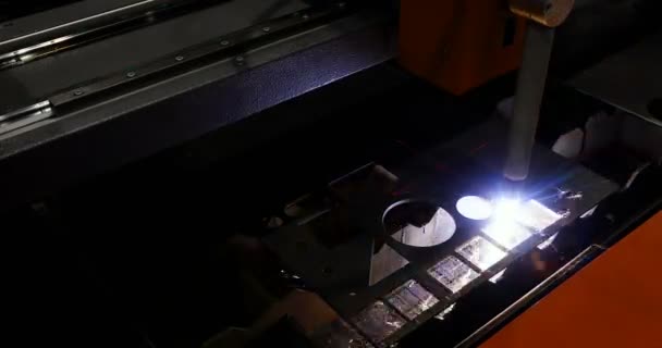 Hög precision Cnc laser skärning plåt. Modern teknik gör för att få hög precision delar. Programmerbara maskiner fungerar effektivt och utan undantaget — Stockvideo