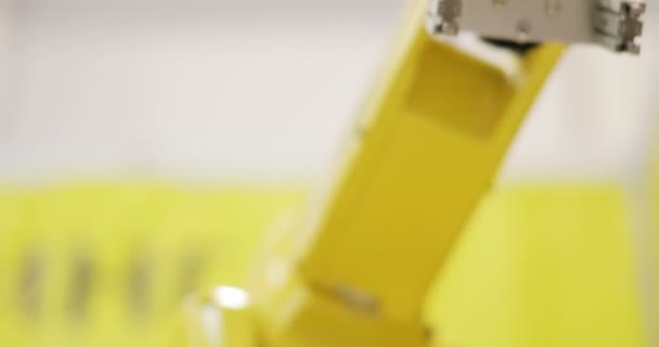 Bras industriel Robot actif en usine .