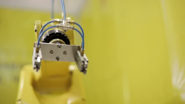 工場でアクティブな産業ロボット アーム. — ストック動画