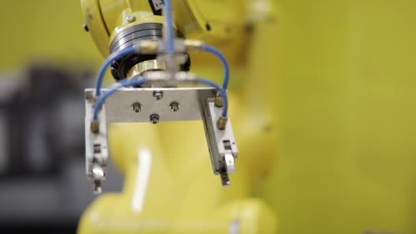 Moderne industriële automatisering. Robotarm met versnellingen - snelheid oprit — Stockvideo
