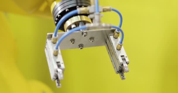 Moderne industriële automatisering. Robotarm met versnellingen - snelheid oprit — Stockvideo