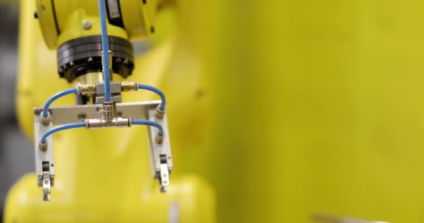 工业机器人手臂在工厂中的活跃. — 图库视频影像