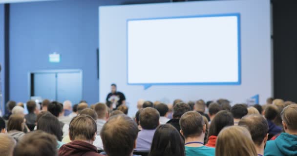 Persone a una conferenza o presentazione, workshop, fotografia di classe master. Vista posteriore — Video Stock