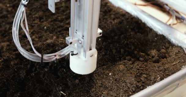 Industriella växthus med övre automatisk plantering inomhus. utrustning system rör sig långsamt. Modern Robotic teknik. — Stockvideo