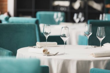 Boş gözlük restoranda ayarlayın. Güzel masa seti