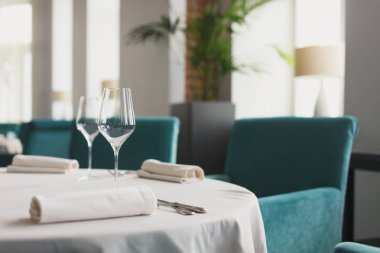 Boş gözlük restoranda ayarlayın. Güzel masa seti