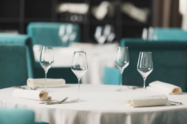 Óculos vazios no restaurante. Conjunto de mesa bonita — Fotografia de Stock