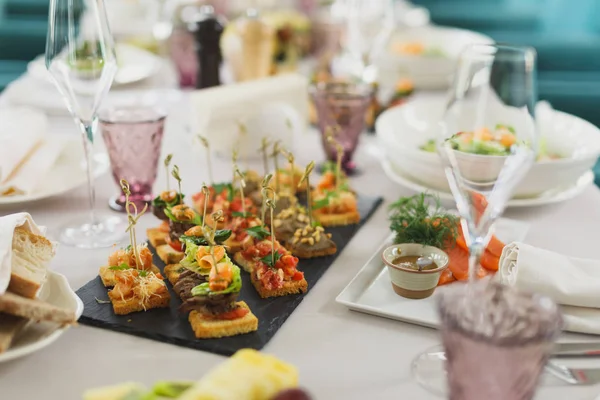 Configuração de jantar elegante - Conjunto de mesa de sala de jantar chique — Fotografia de Stock