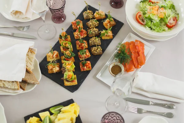 Elegante ajuste de la cena - Juego de mesa de comedor de lujo —  Fotos de Stock