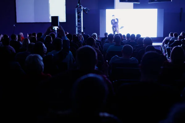 Vue arrière de l'auditoire dans la salle de conférence ou de réunion de séminaire qui ont des conférenciers sur la scène, les affaires et l'éducation sur le concept d'investissement — Photo